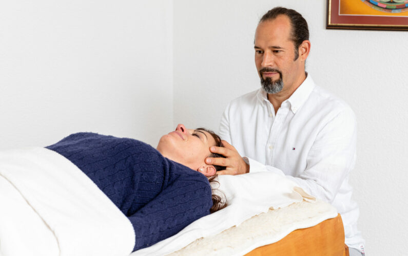 Craniosacral-Therapeut mit Patient in der Praxis in Thurgau