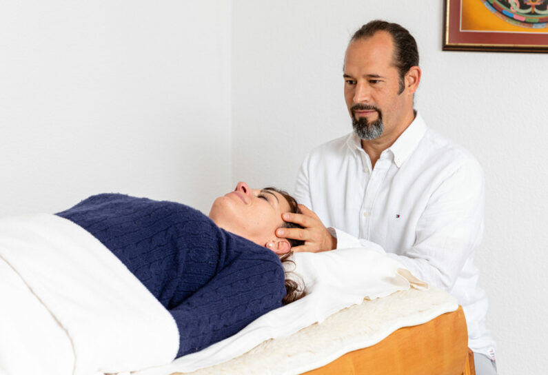 Craniosacral-Therapeut mit Patient in der Praxis in Thurgau