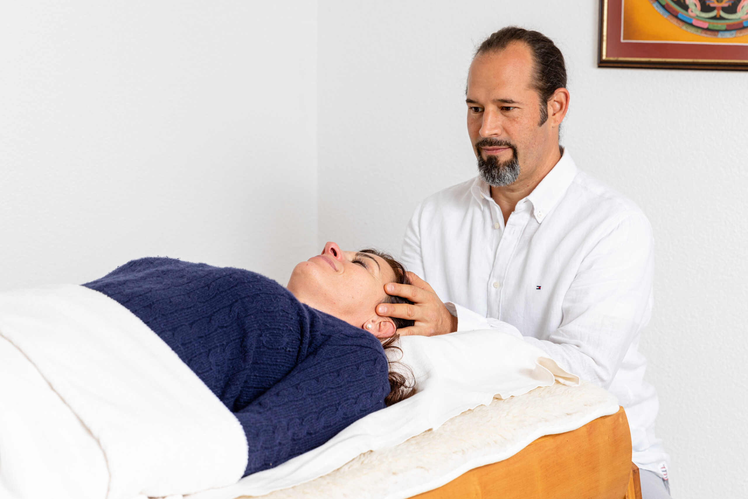 Craniosacral-Therapeut mit Patient in der Praxis in Thurgau